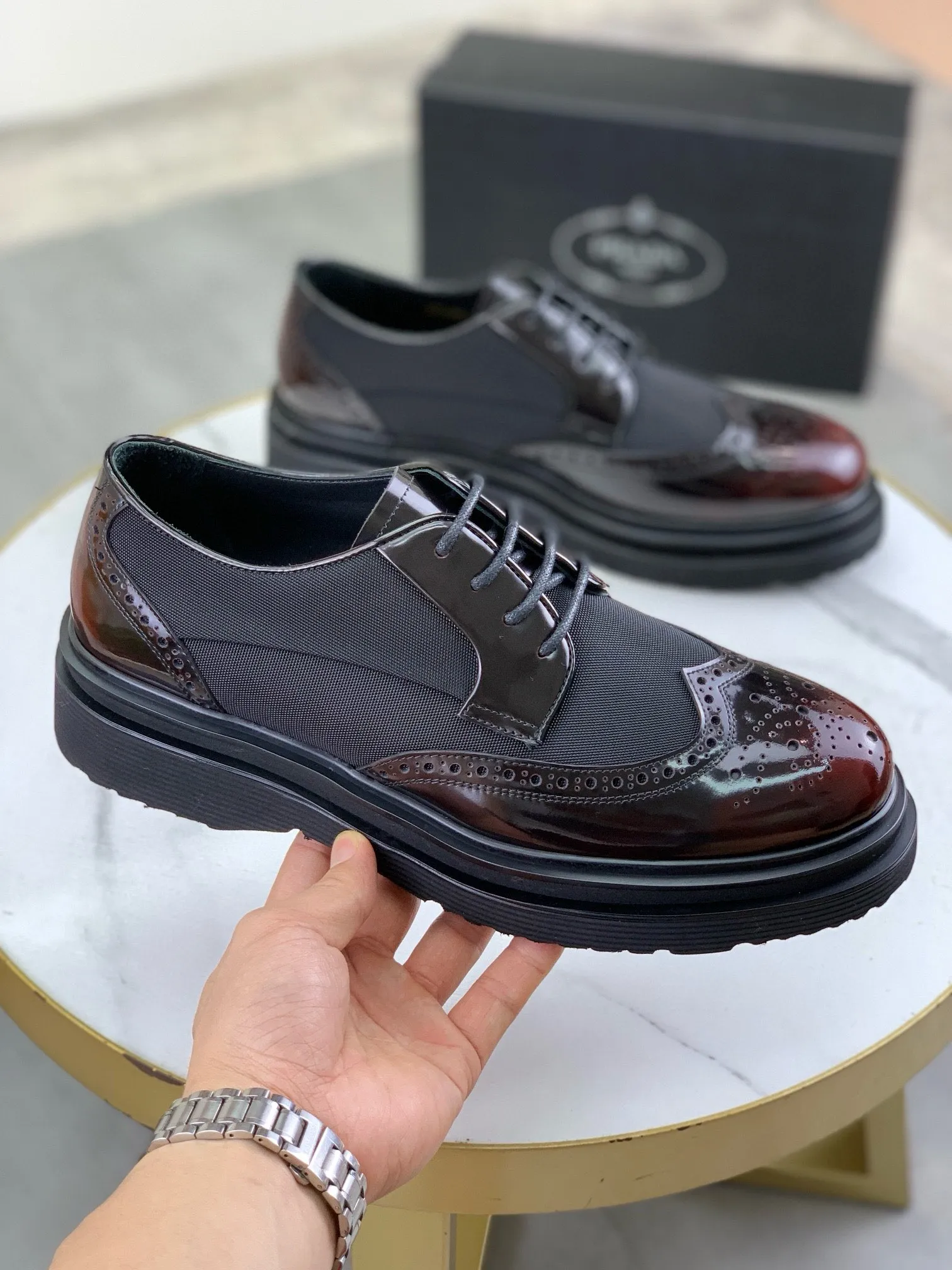 Factory price P880 💰Original quality, top version🔱 ＰＲＡＤＡPrada. Men's business casual leather shoes, top quality products. 1:1 shipment⬆️Luxurious and noble👞All imported original brand fabrics, just to create a more comfortable wearing experience. Upper: Original comfortable open edge bead-rubbed calf leather➕Top imported water-dyed full cow lining, original lightweight and comfortable TPU foam combination bottom✔️Code number: 39-44 (38.45 can be customized)